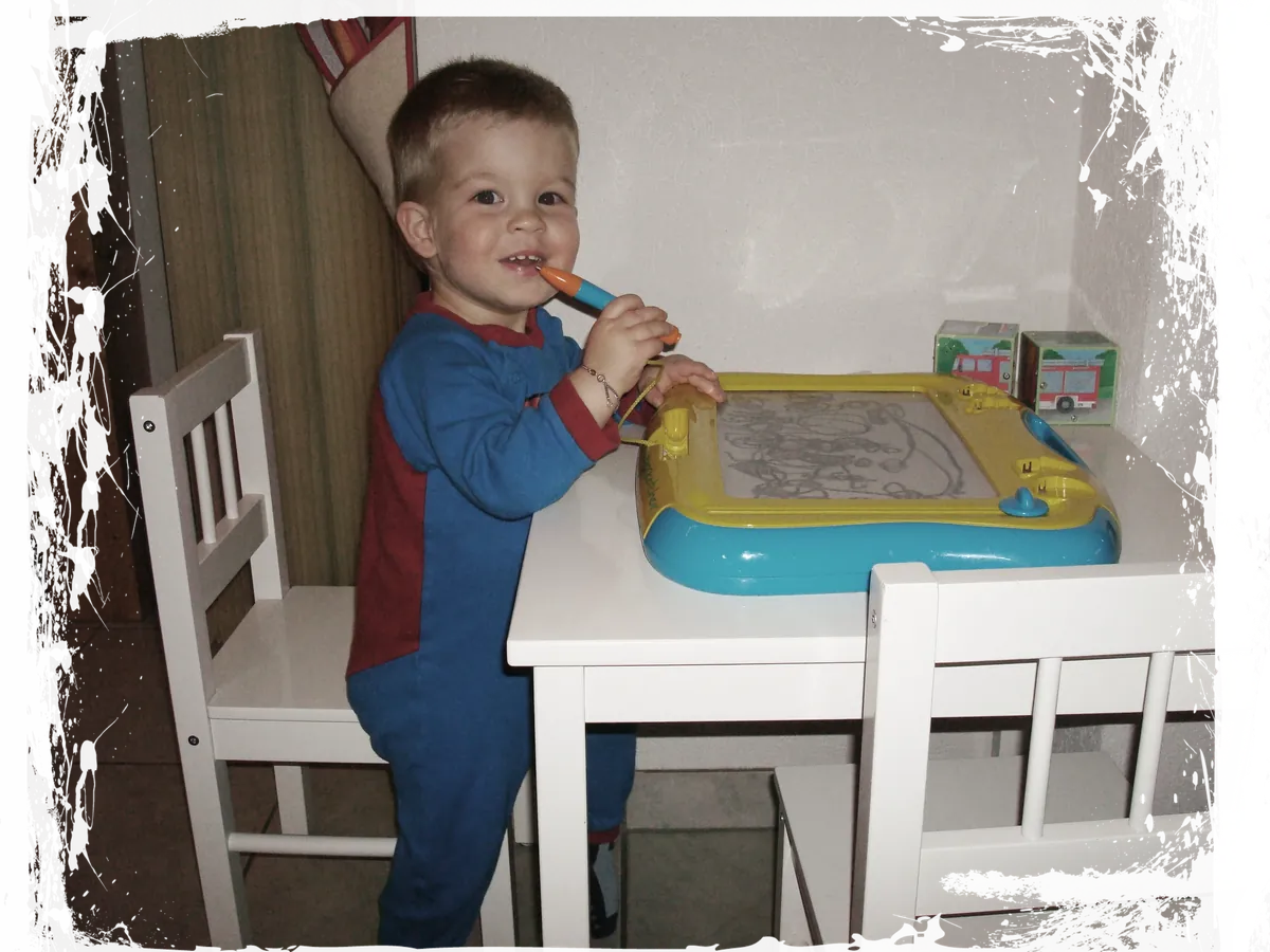 Benjamin am Zeichentisch